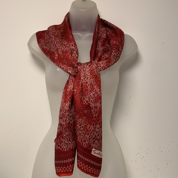 VTG Sally Gee Elegant Oblong Scarf in Red Color Scheme. Abstract chain design - Picture 3 of 12